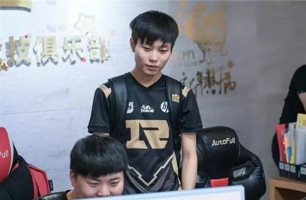 她用智慧与 她用智慧与